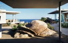 Le patio intérieur qui sépare la partie de vie de la résidence de sa « pool house » cour intérieur belle maison secondaire sur la mer