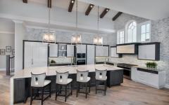 Belle cuisine en blanc et gris donnant sur le séjour et la salle à manger de cette villa de rêve cuisine ouverte aménagée design luxe