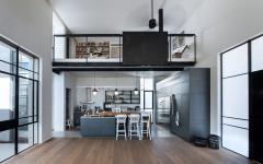 Une cuisine aux placards en gris anthracite s’inscrit parfaitement dans le design intérieur de cette maison contemporaine intérieur maison familiale design loft industriel cuisine