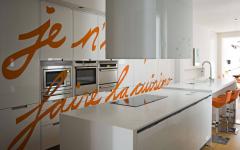grande cuisine futuriste en blanc