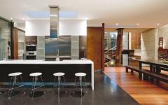 Cuisine ouverte et aménagée donnant sur un coin salle à manger et sur le séjour principal cuisine aménagement luxe placards agencement