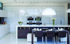 belle cuisine contemporaine en blanc
