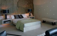 Une des cinq chambres à coucher avec leurs salles de bains attenantes dans cette belle demeure de prestige chambre à coucher ameublement minimaliste simple