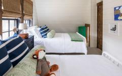 Une petite chambre aux lits séparés aménagée sous le toit de cette maison de campagne chambre à coucher rustique maison secondaire de campagne