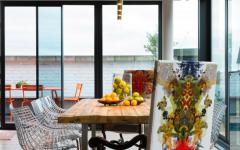Mobilier original et créatif avec des chaises dépareillées salle à manger loft moderne célibataire