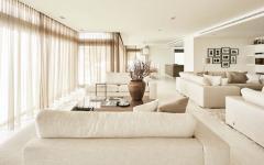Une décoration simple qui souligne la simplicité et la classe de l’intérieur de cette villa exotique salon séjour minimaliste design luxe élégant