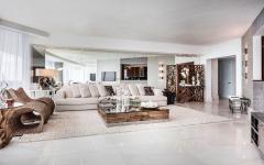 Intérieur moderne et luxueux appartement avec vue sur la mer
