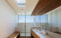 Les salles de bains privatives font aussi partie de l’étage consacré aux espaces « sommeil » salle de bains moderne avec vue sur la plage