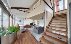 Depuis le séjour de ce loft industriel on accède via l’escalier à la chambre à coucher design original escalier intérieur loft rénové fabrique