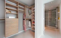dressing ou armoire ouvert