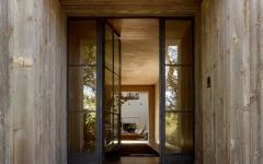 la porte d'entrée au design original en latte de bois