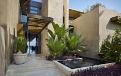L’entrée principale de la propriété se fait via une allée à la superbe déco exotique déco exotique verdure maison de vacances luxe