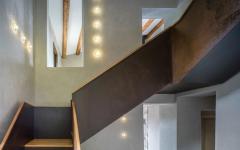 Intérieur simple et moderne de cette maison ancienne rénovée