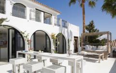 Espaces outdoor pour profiter des températures douces et le soleil du sud de l’Espagne terrasse splendide d'une villa de luxe sur la côte