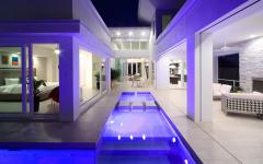 Espaces extérieurs et piscine de luxe