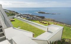 Les terrasses sur pente de cette location de vacances soulignent l’emplacement privilégié de la villa terrasse en pente donnant sur la mer