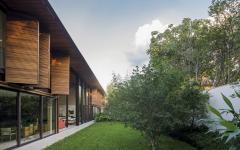 Les grands volets en bois métamorphosent la façade de cette belle maison de ville volets en bois maison moderne de luxe
