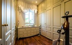Le dressing situé près de la chambre des maitres aménagé de façon sobre et pratique dressing pratique maison de ville rustique