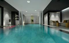 La grande piscine intérieure promet une vraie détente après la journée passée sur les pistes grande piscine intérieur courchevel chalet de vacances ski