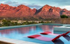 Une belle piscine hors sol avec un jacuzzi offrant un regard non obstrué sur le paysage autour piscine semi enterrée luxe maison familiale