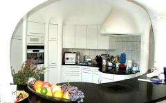 Formes arrondies extérieurs transposées dans l’intérieur cuisine maison originale projet écologique