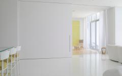 L’intérieur en blanc avec quelques touches en jaune design intérieur minimaliste en blanc