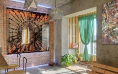 intérieur ensoleillé appartement de ville artistique