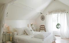 Chambre des parents au design romantique blanc