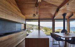 cuisine ouverte aménagée en bois avec vue sur la plage