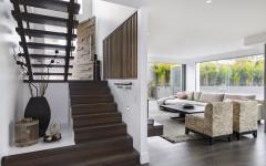 L’escalier intérieur en bois massif menant vers l’étage des chambres séjour moderne design contemporain