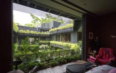 Une vue magnifique sur le patio est à découvrir à partir de chaque pièce de cette demeure créative vue verte sur patio piscine cour intérieure maison originale