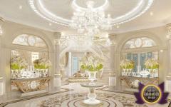 Un lustre en cristal au design imposant et des vases en cristal accentuent le côté prestigieux lustre imposant oriental luxueux maison de prestige