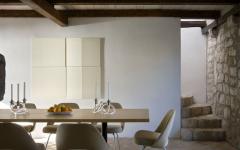 L’intérieur de la maison a été créé en recherchant le minimalisme et la simplicité stylés mobilier design minimaliste maison rustique