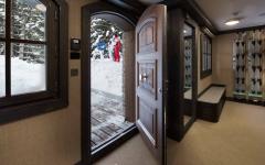 Un intérieur rustique et bien douillet attend ses locataires pour la saison de ski à Courchevel intérieur bois massif chalet alpin de luxe courchevel ski