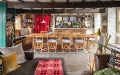 La salle à manger avec les poutres apparentes d’antan bien mises en valeur cottage anglais à louer campagne vacances résidence secondaire