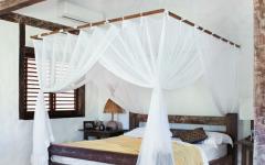 villa de luxe lit baldaquin