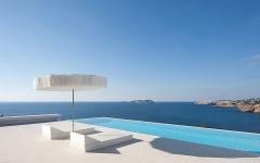 La terrasse et la piscine qui ne font qu’un avec l’horizon style épuré design prestige villa de luxe