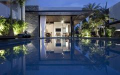 maison de ville d'architecte vue depuis la piscine