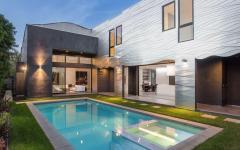La cuisine, le séjour et la salle à manger donnent sur le patio via des grandes baies coulissantes piscine extérieure belle maison de luxe architecte