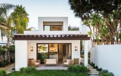 jardin derrière maison moderne et contemporaine californienne