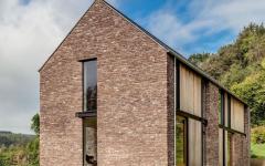 Cette résidence secondaire se distingue par son architecture simple et droite murs en pierre maison rustique contemporaine familiale
