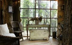 rustique maison en bois dans les arbres