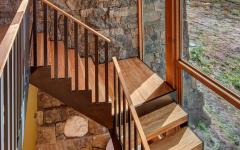 Escalier et mur en pierre brut pierres massives et bois massif chalet maison