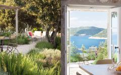 Le salon de jardin ombragé permet d’accueillir des invités en toute tranquillité alors que les terrasses de devant dévoilent une vue magnifique sur la mer belle propriété de luxe rénovée en Croatie