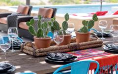 Une décoration sympa rehaussée par des tons vifs et chauds en équation avec le paysage environnant décoration de table manger dehors jardin piscine