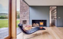 Une cheminée ainsi que des murs entièrement vitrés offre un confort sans égal séjour moderne luxe haut standing maison familiale secondaire