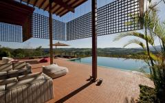 Belle terrasse et piscine panneaux ombragés