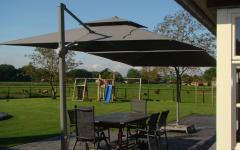 Suivant sa taille et forme, il peut être la solution chic qui remplace un store banne terrasse ombragée parasol excentré déporté élégant moderne