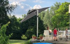 Facilement inclinable suivant la position du soleil, le parasol Fratello offre une protection anti-UV pour toute la famille jardin parasol anti-uv toile