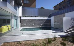 petite piscine maison de ville vue sur mer